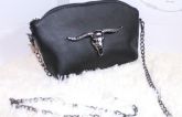 Bolsa Preta com Crânio de Bode